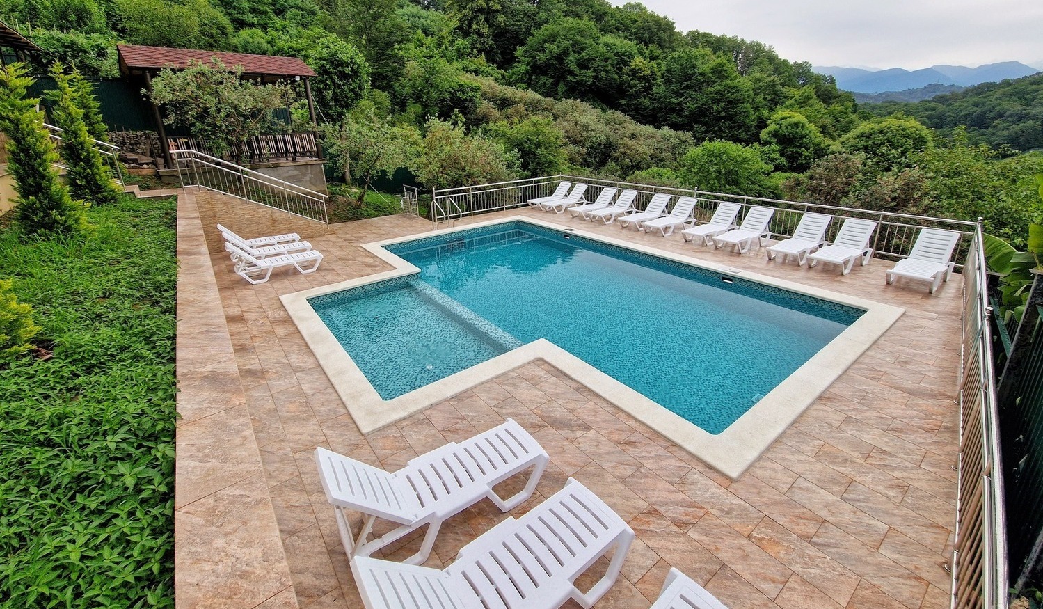 Бассейн - гостевой дом Аида