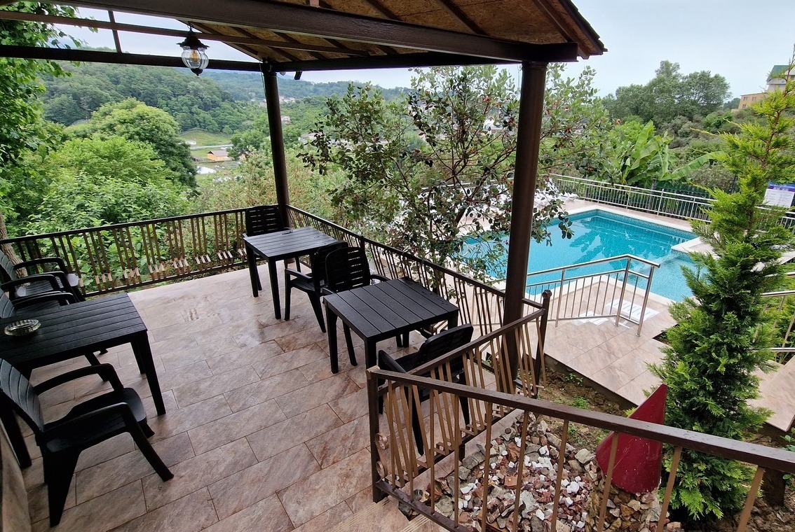 Вид на бассейн - гостевой дом Аида